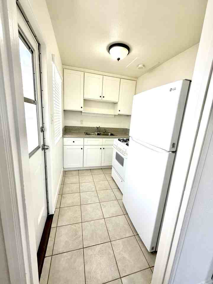 180 S 2nd Ave #A - Photo 4 of 6