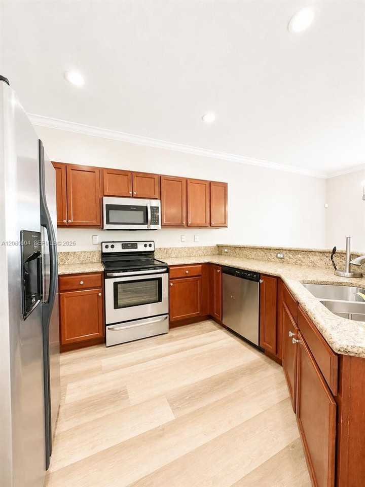 Sw 71st St #16320 - Photo 5 of 19