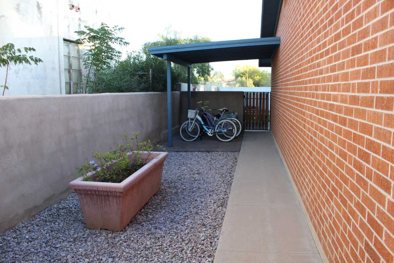 2022 E 9th St #NA - Photo 5 of 32