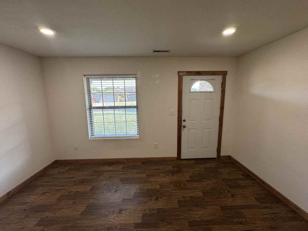 907 E 15th St #NA - Photo 4 of 28