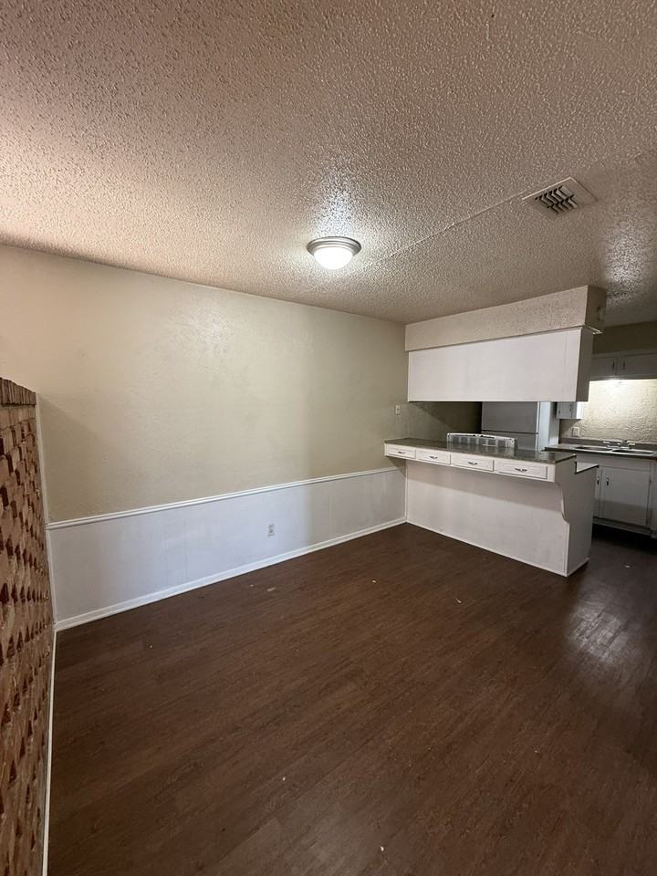 708 E Pecan St #710 - Photo 3 of 10
