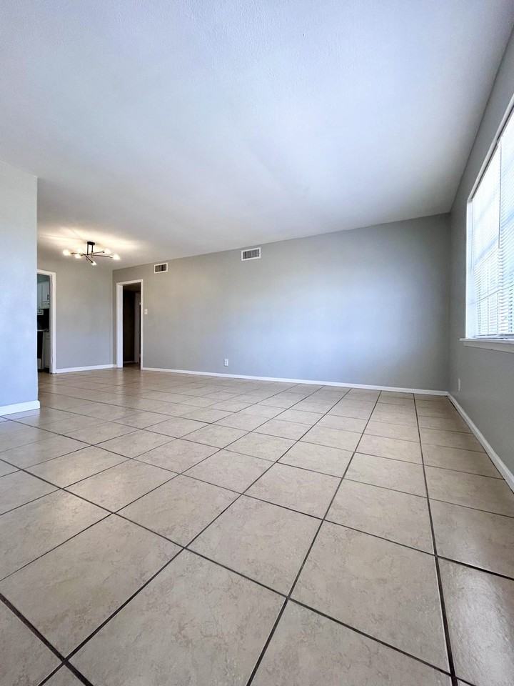 3811 Englewood Cir #3811 - Photo 2 of 24