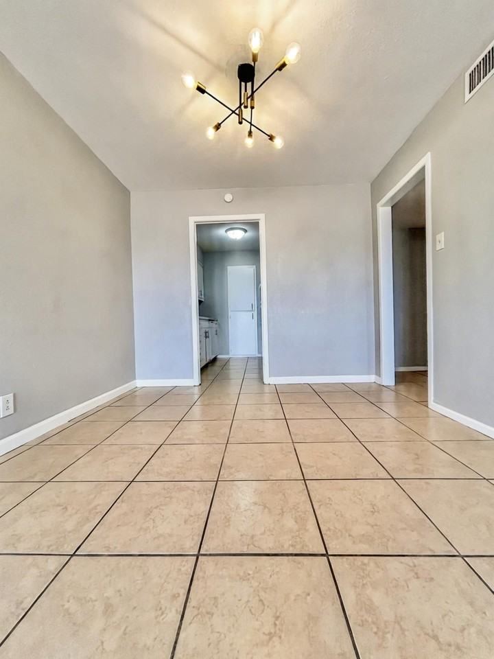 3811 Englewood Cir #3811 - Photo 5 of 24