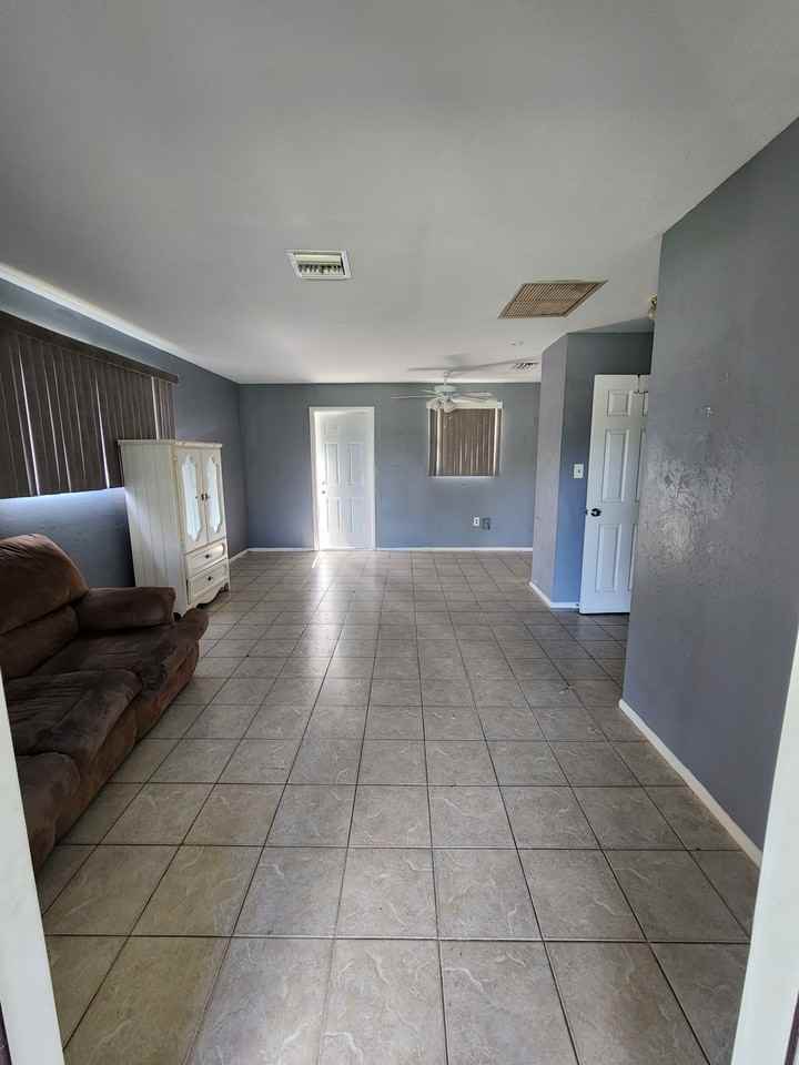 608 SE 46TH TER (8) Plex - 6 #6 - Photo 3 of 15