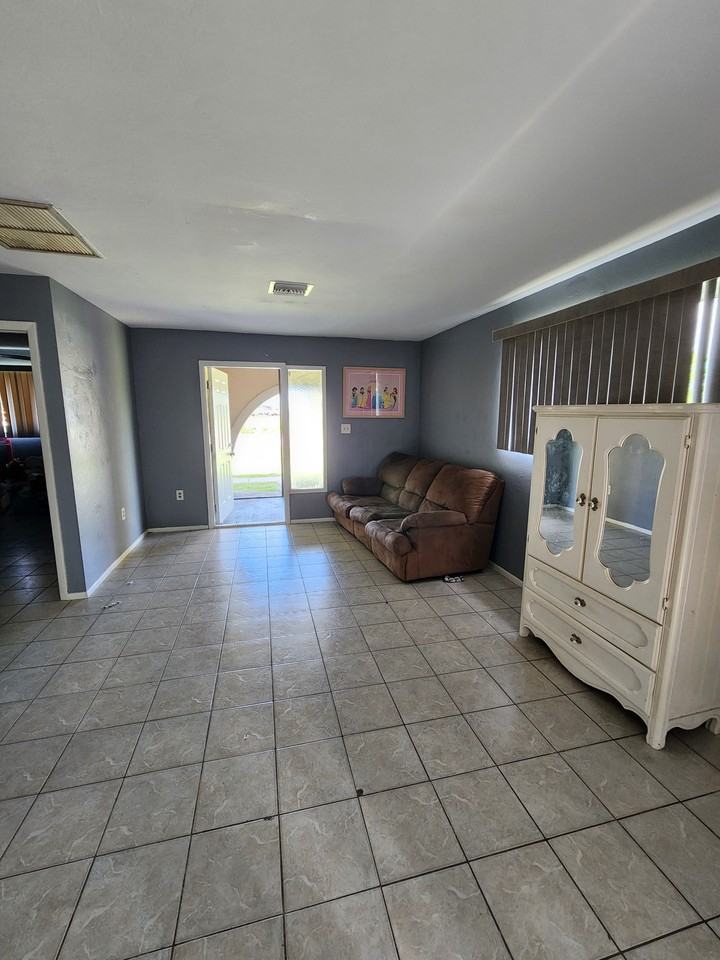 608 SE 46TH TER (8) Plex - 6 #6 - Photo 4 of 15
