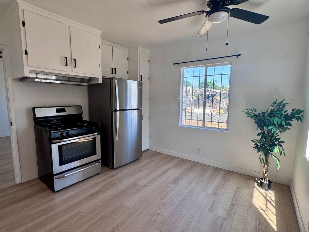 1542 W 60th St ##1 - Photo 4 of 21