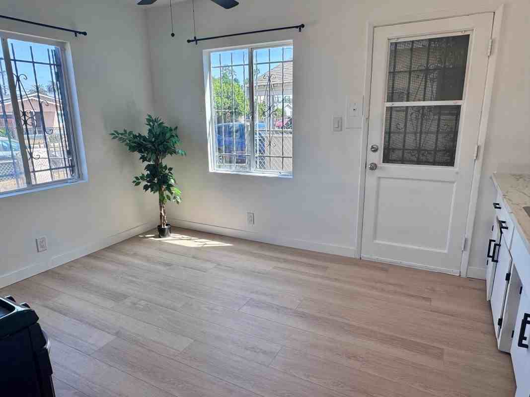 1542 W 60th St ##1 - Photo 5 of 21