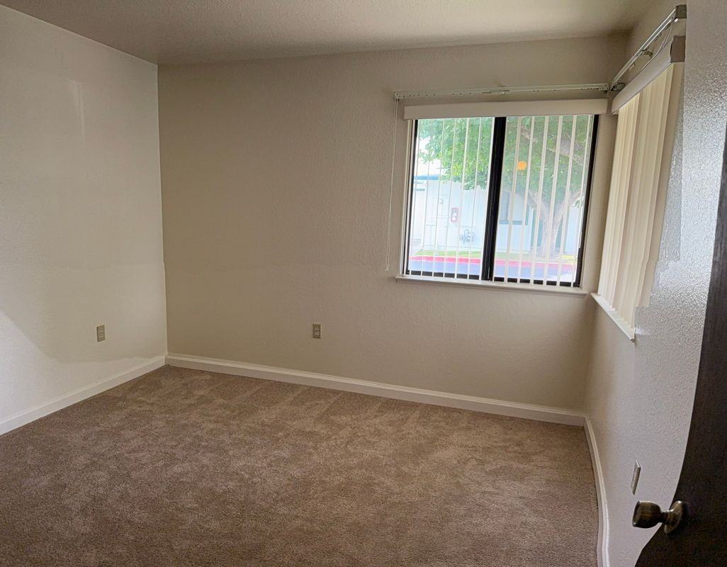 125 N Walnut Ave - Photo 4 of 6