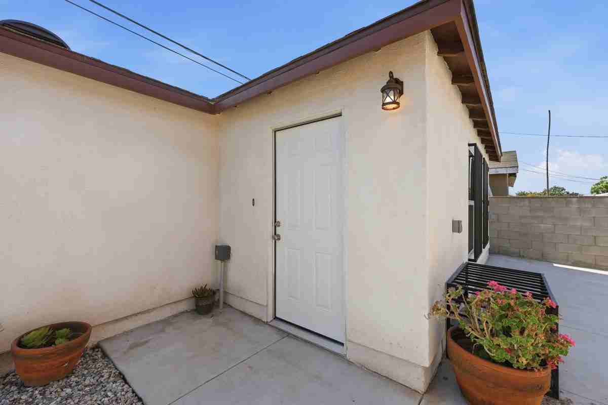10646 S Wilton Pl - Photo 4 of 30