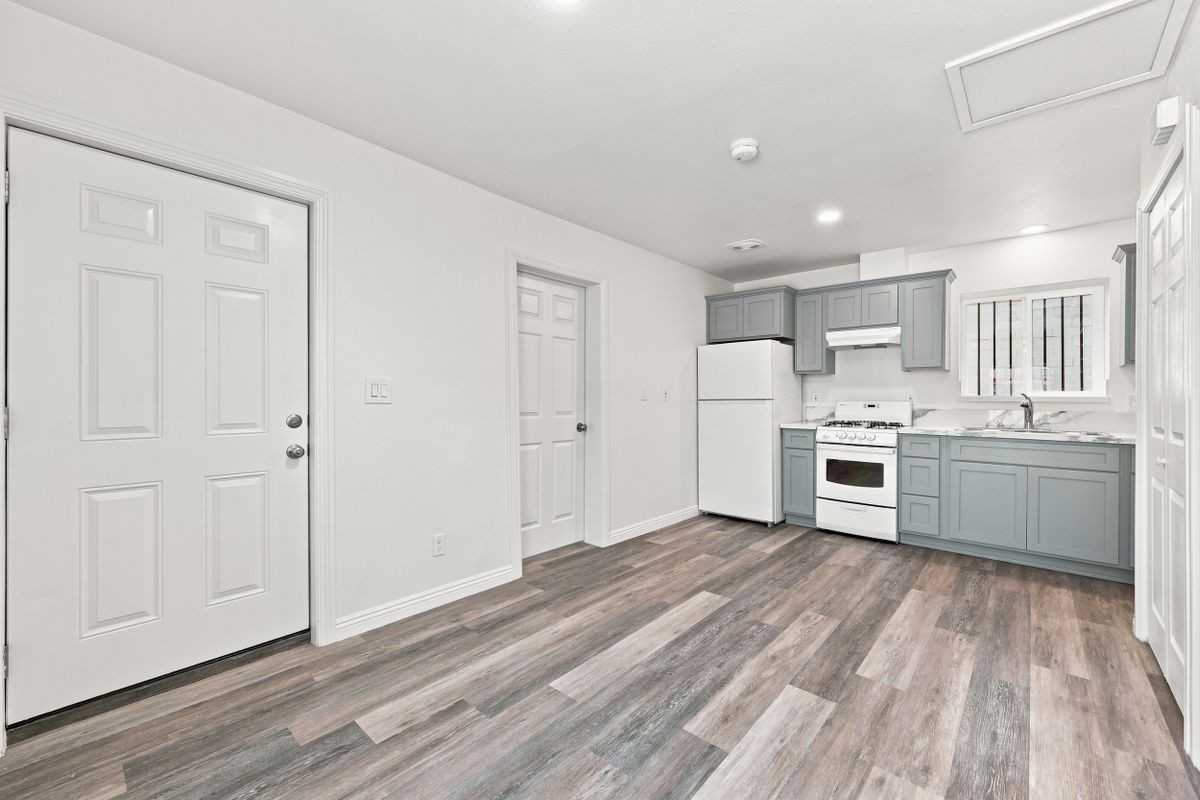 10646 S Wilton Pl - Photo 5 of 30