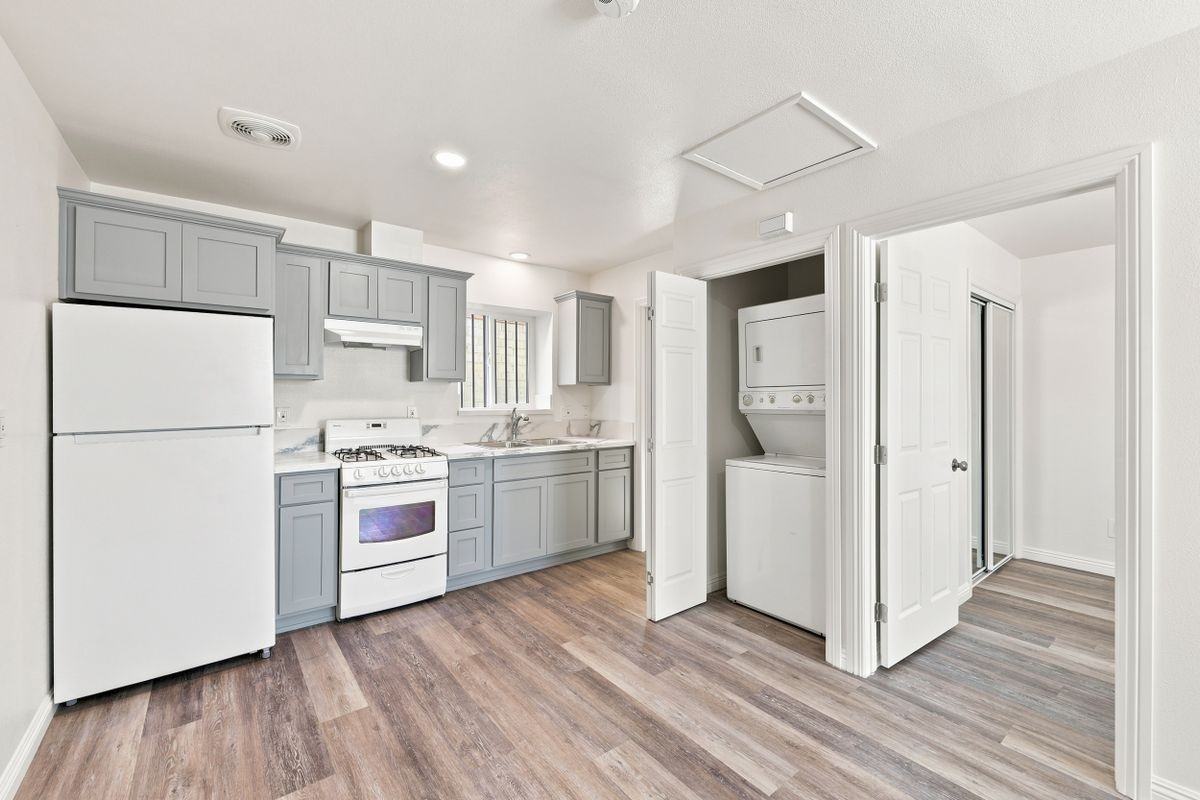 10646 S Wilton Pl - Photo 6 of 30