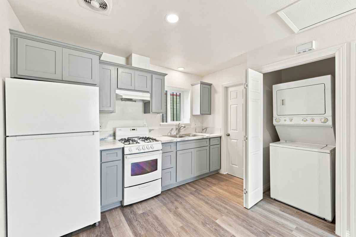 10646 S Wilton Pl - Photo 7 of 30