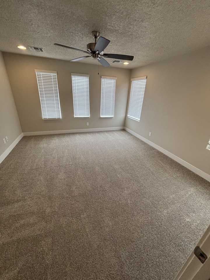 3648 Queen Ct Ne #1 - Photo 3 of 10