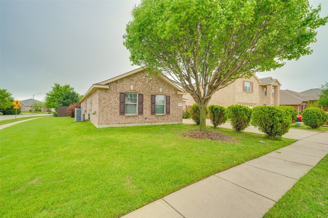 2035 Matagorda Ln - Photo 2 of 18
