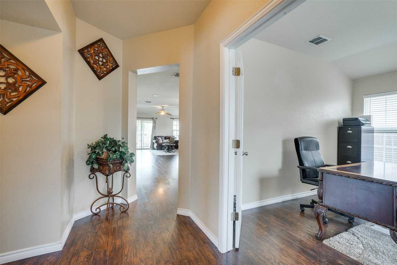 2035 Matagorda Ln - Photo 3 of 18