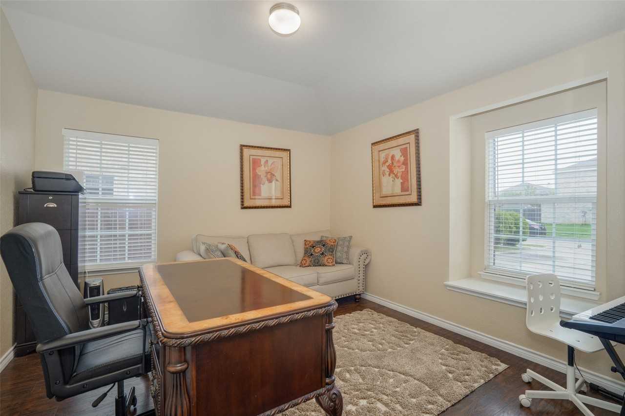 2035 Matagorda Ln - Photo 4 of 18