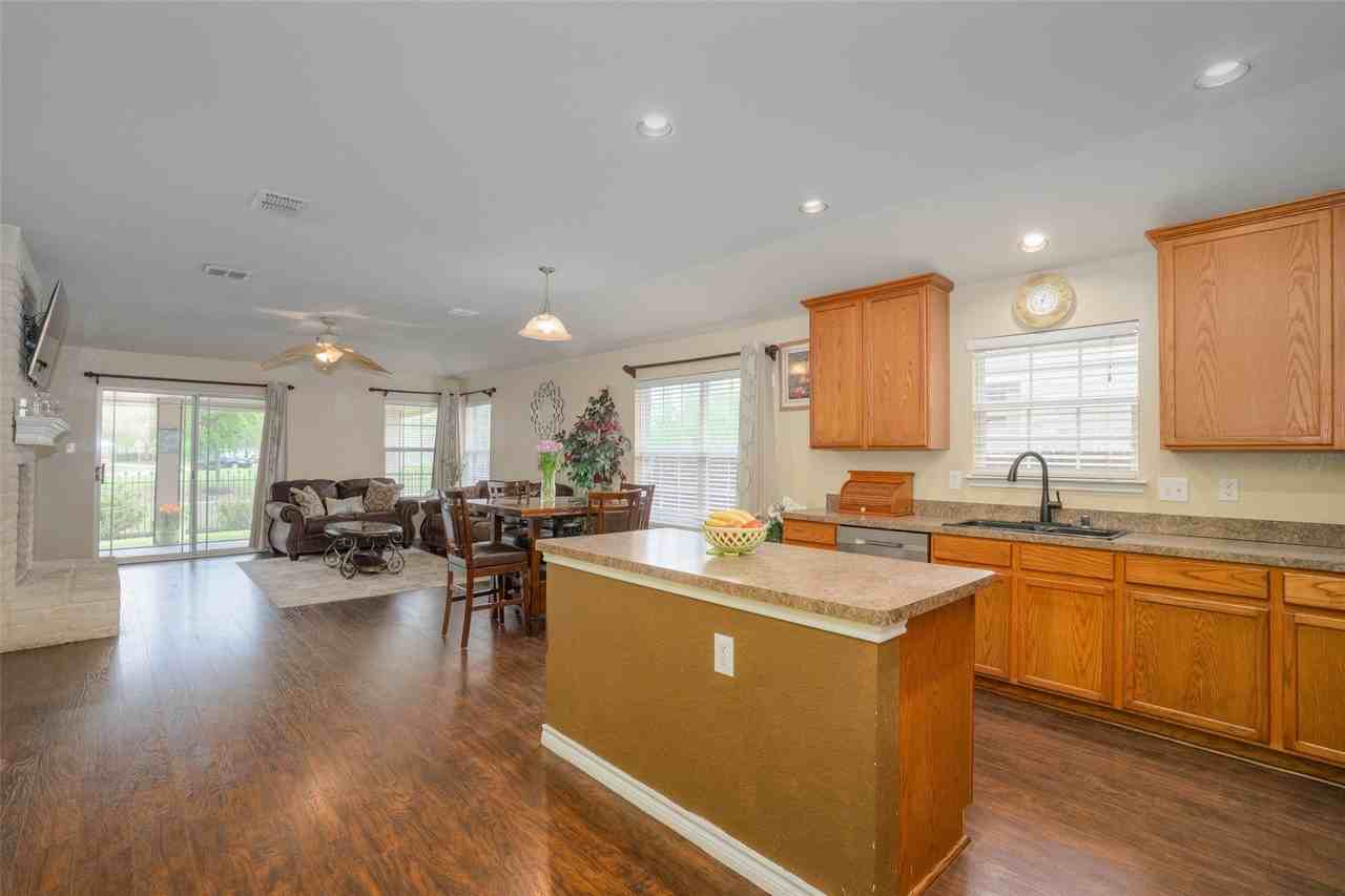 2035 Matagorda Ln - Photo 5 of 18