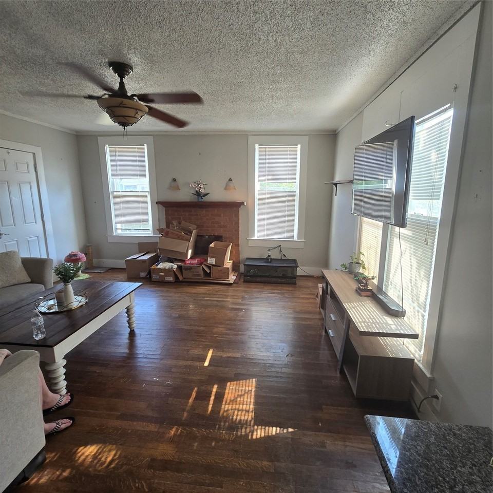 1031 W Morgan St - Photo 3 of 9
