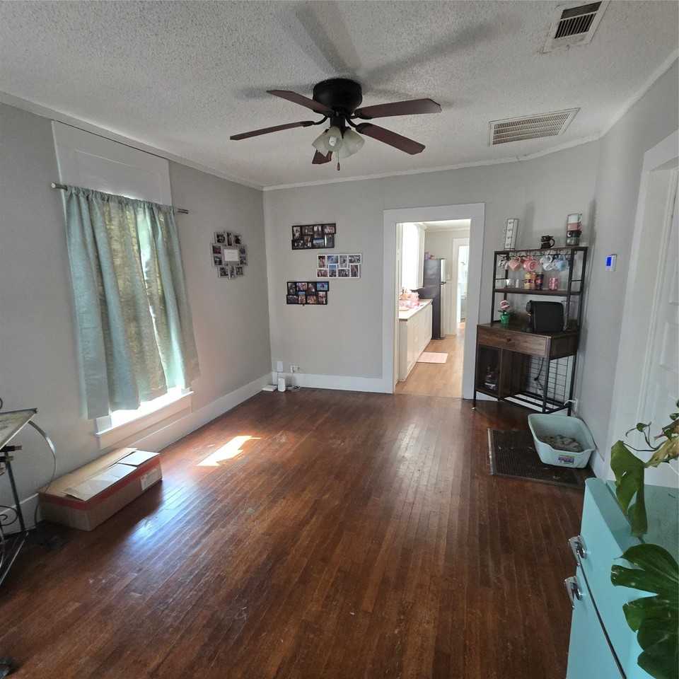 1031 W Morgan St - Photo 4 of 9