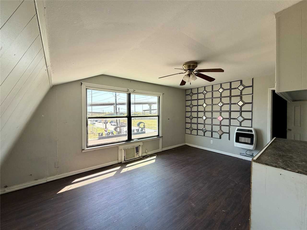 2539 W Prairie St - Photo 3 of 8