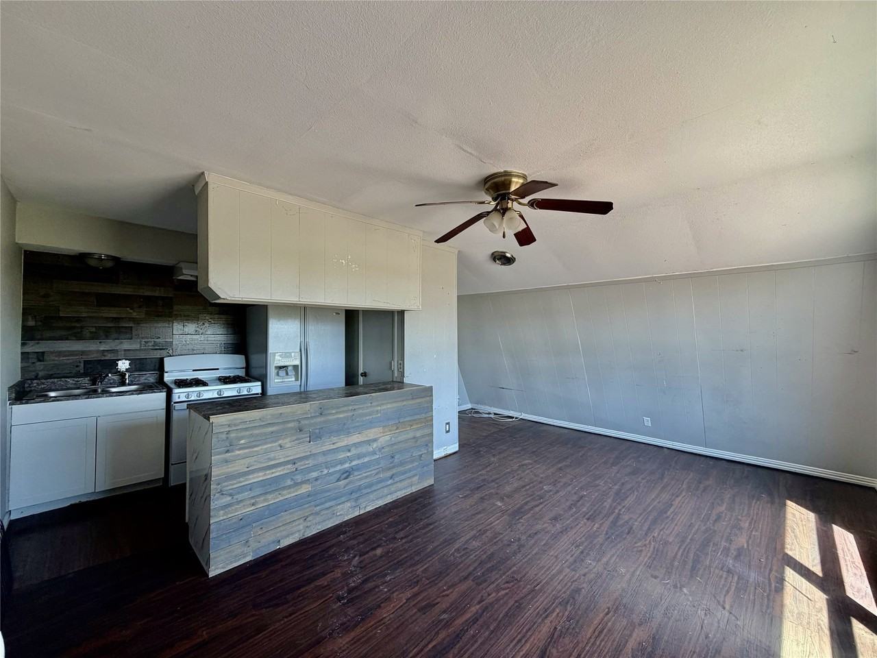 2539 W Prairie St - Photo 4 of 8