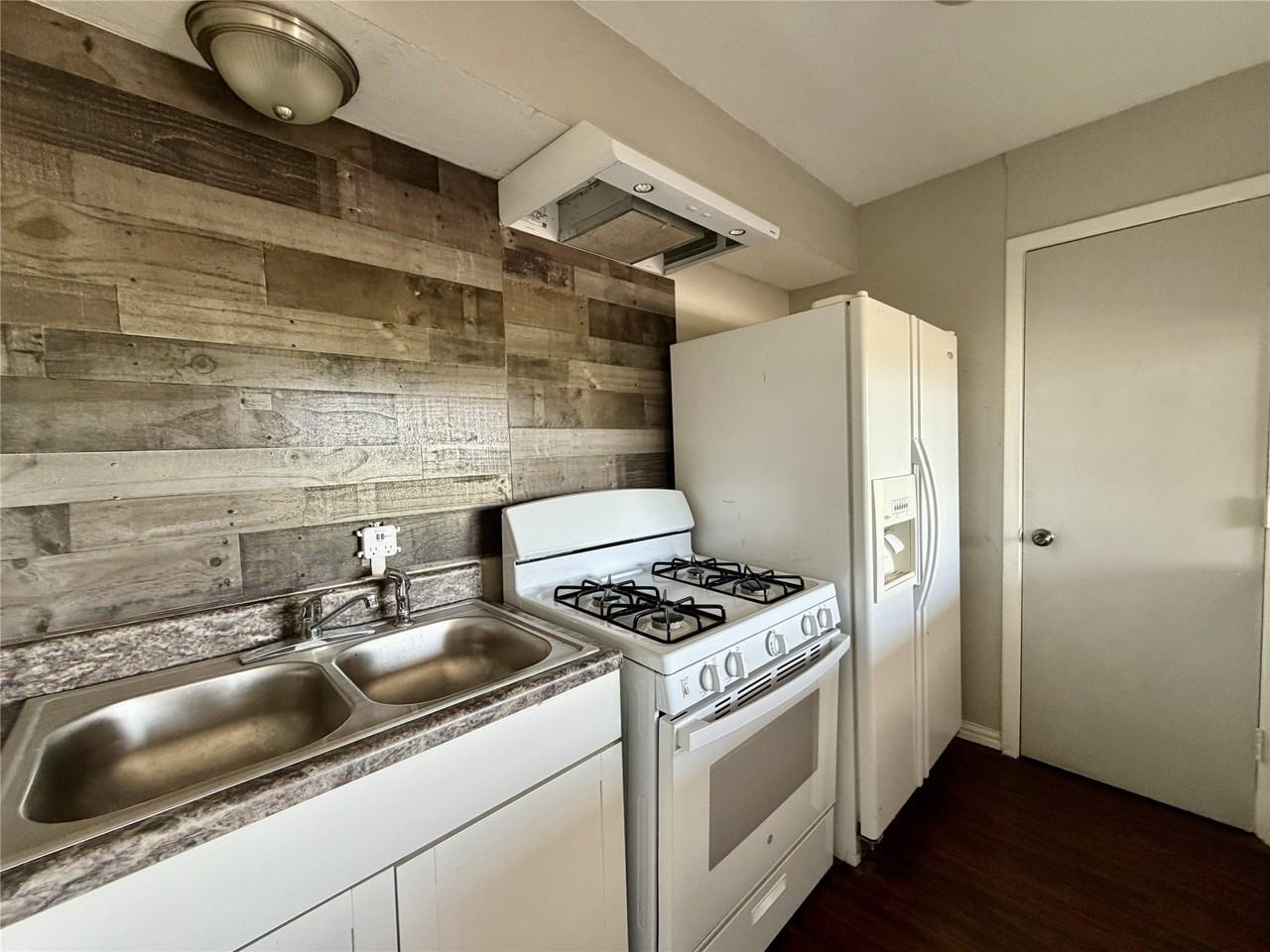 2539 W Prairie St - Photo 6 of 8
