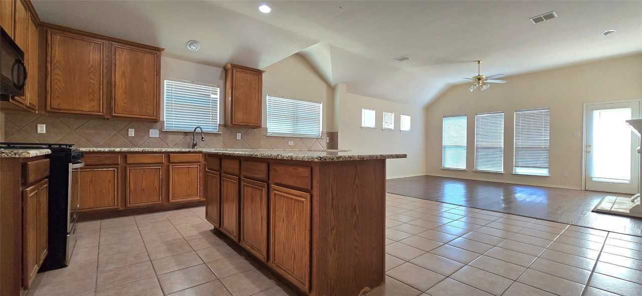 2700 Canyon Bay - Photo 3 of 27