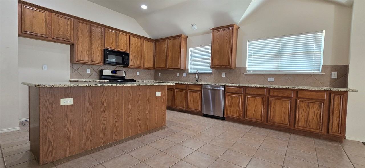 2700 Canyon Bay - Photo 4 of 27