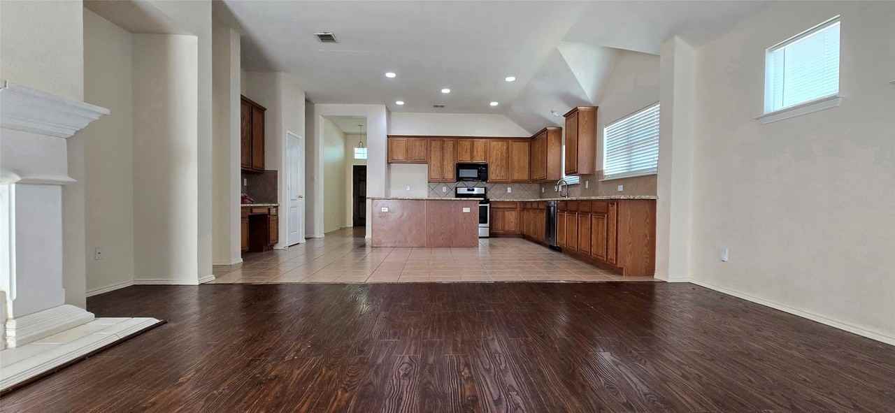 2700 Canyon Bay - Photo 7 of 27