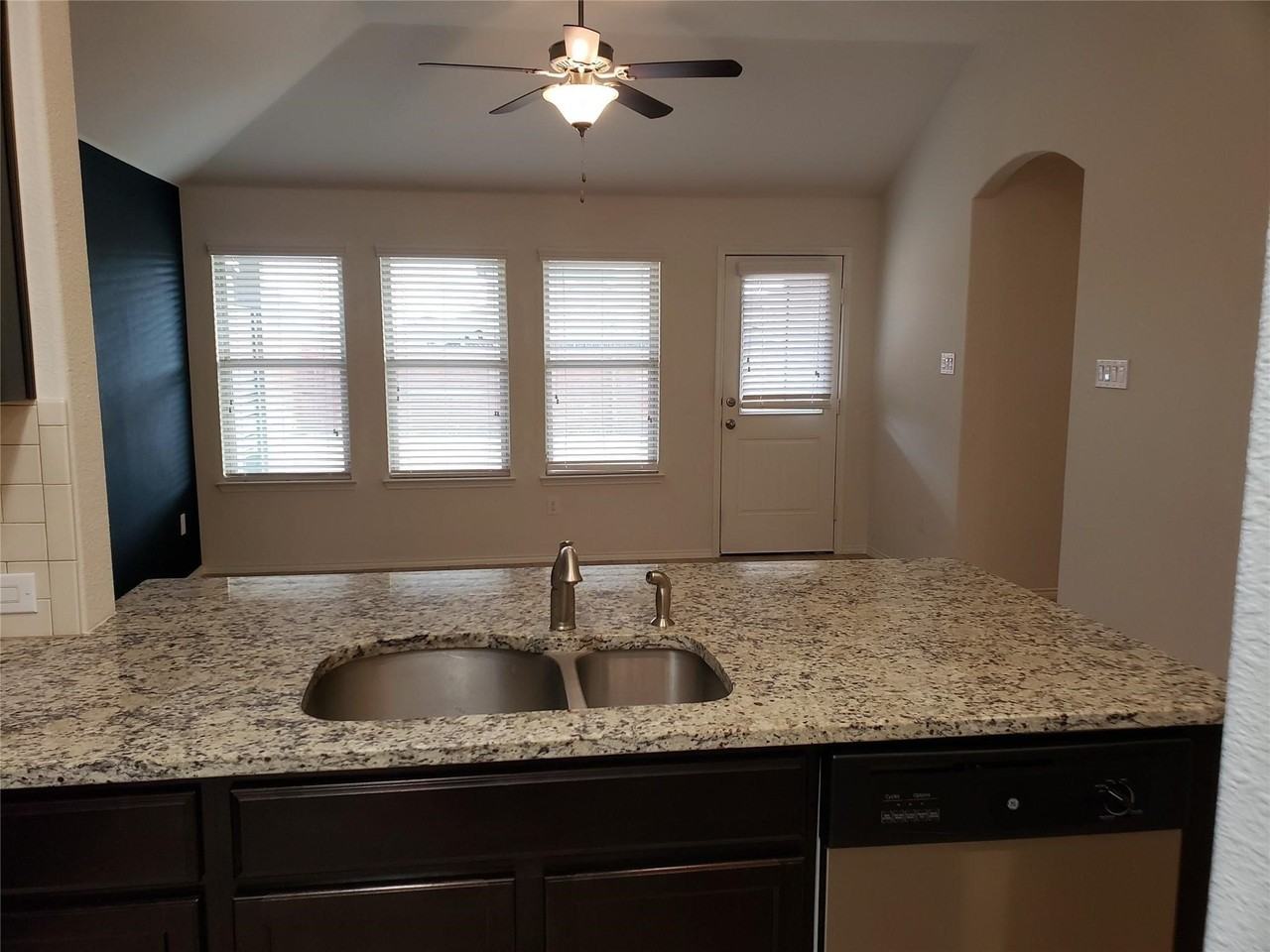601 Saguaro Dr - Photo 4 of 11