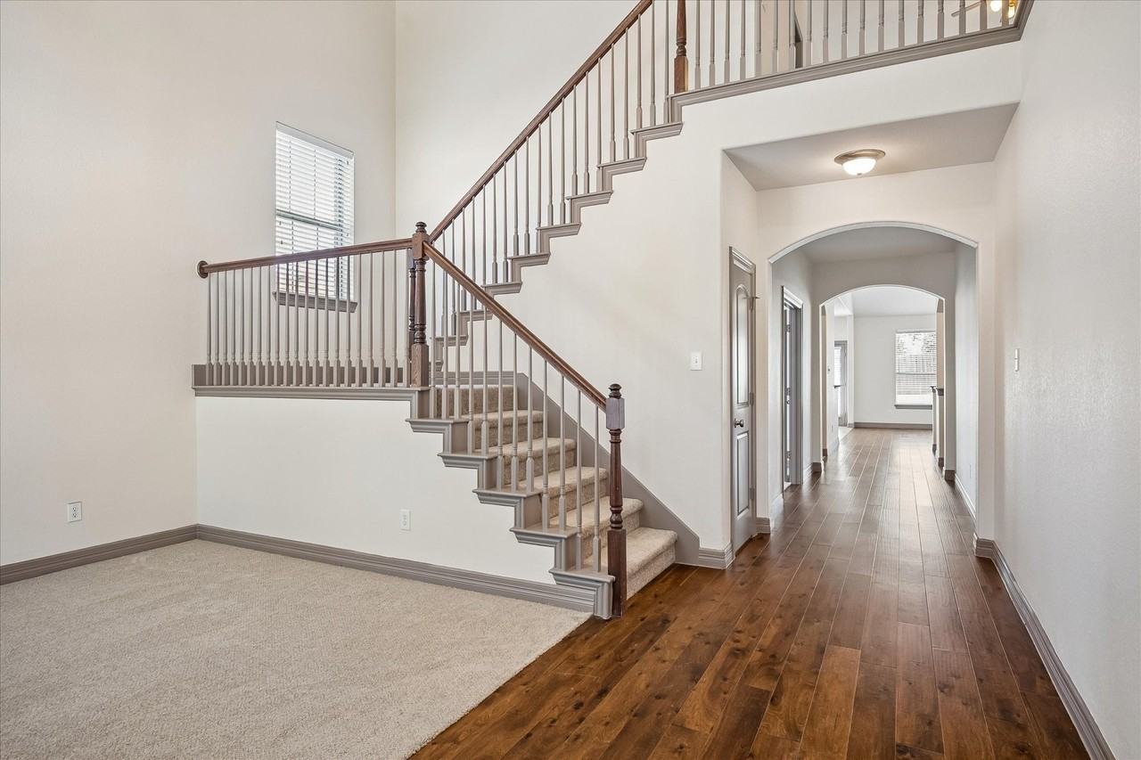 2917 Preston Ln - Photo 2 of 25