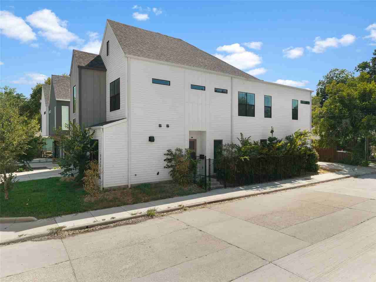 2513 N Winnetka Ave - Photo 2 of 39