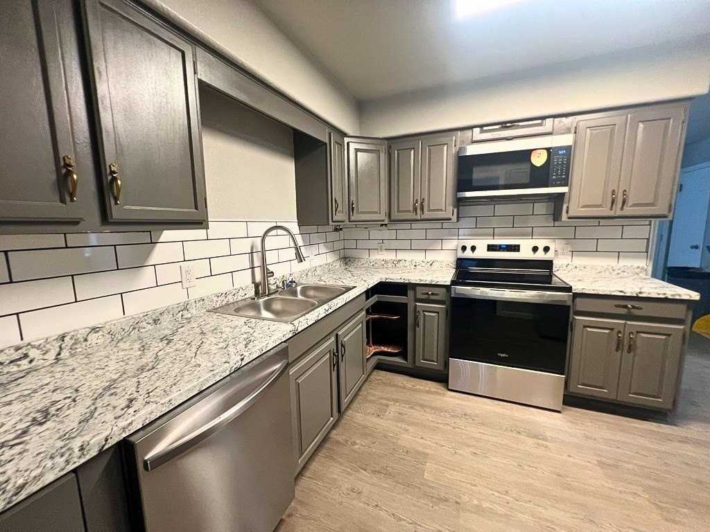 1806 Nw Ozmun Ave - Photo 5 of 17