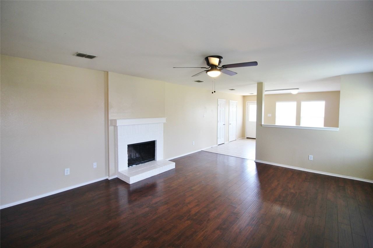 321 Briar Oaks Dr - Photo 3 of 20