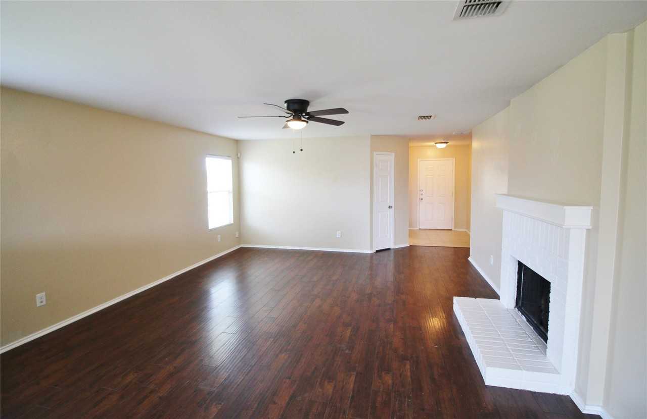 321 Briar Oaks Dr - Photo 5 of 20