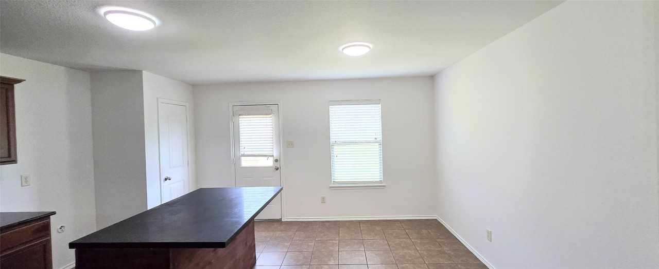 323 Vernon St - Photo 3 of 15