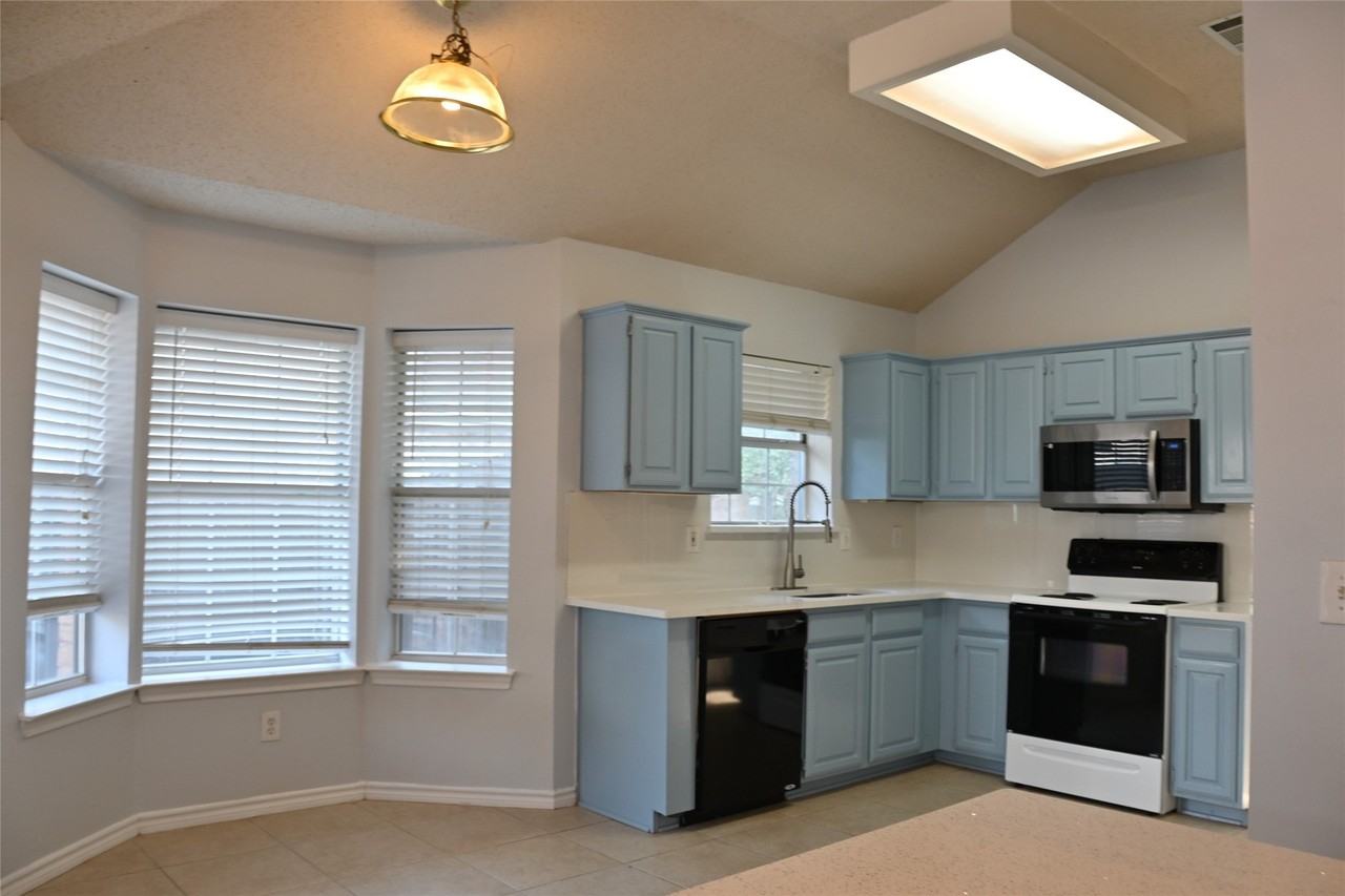 8104 Bells St - Photo 2 of 19