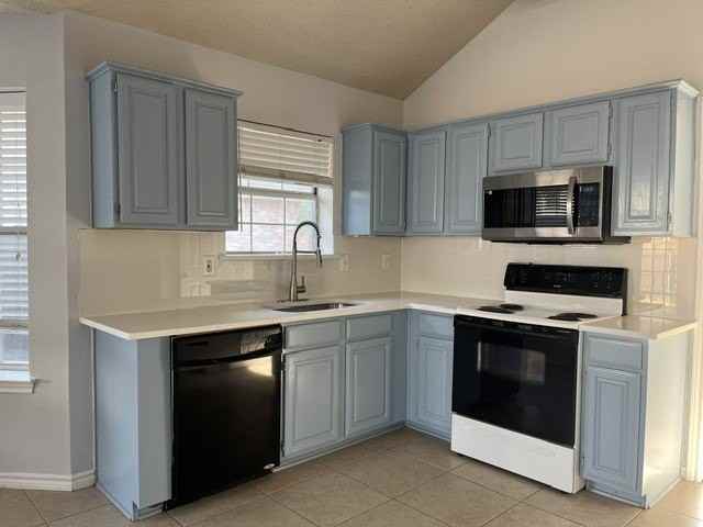 8104 Bells St - Photo 4 of 19