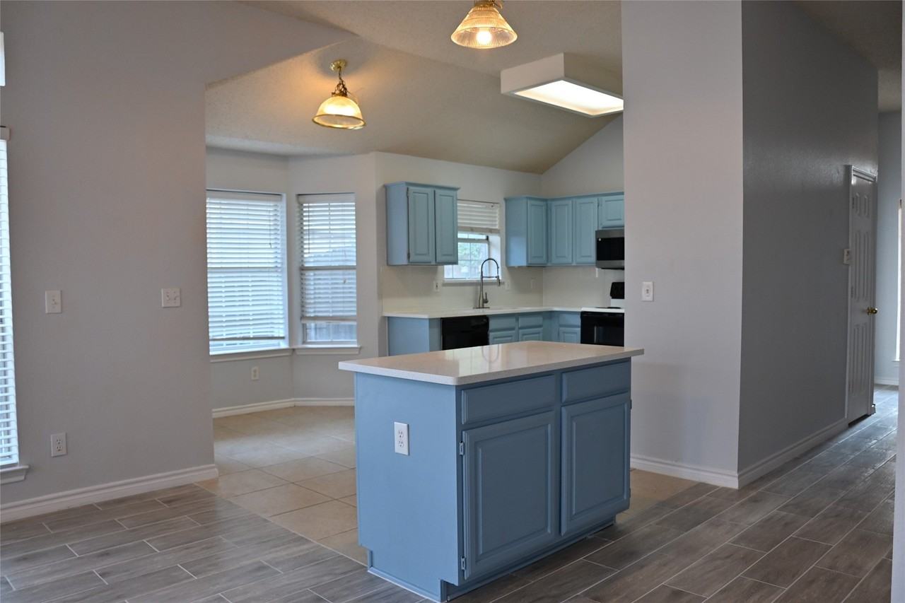 8104 Bells St - Photo 6 of 19