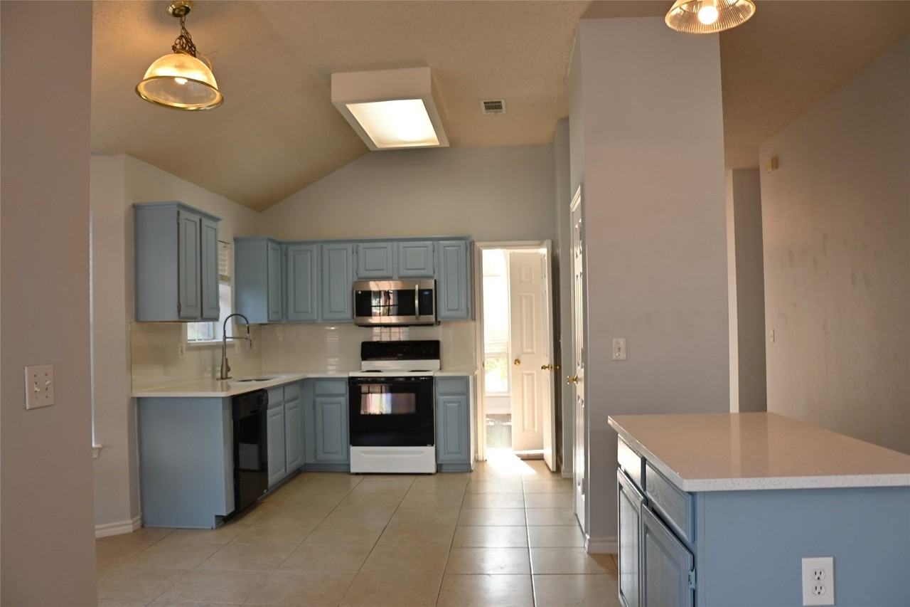 8104 Bells St - Photo 7 of 19