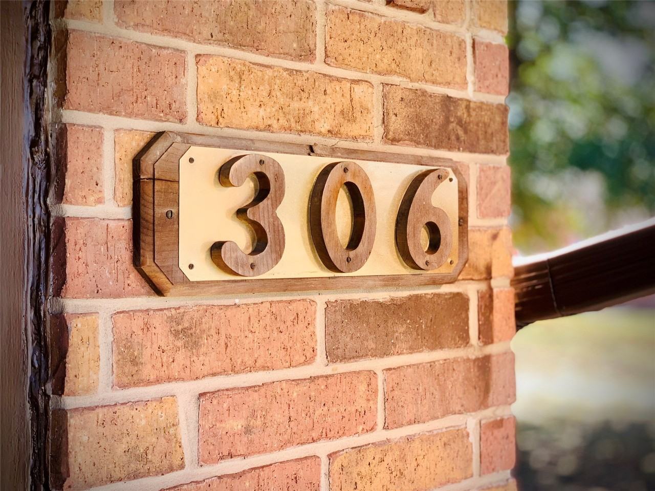 306 Pecan St - Photo 2 of 36