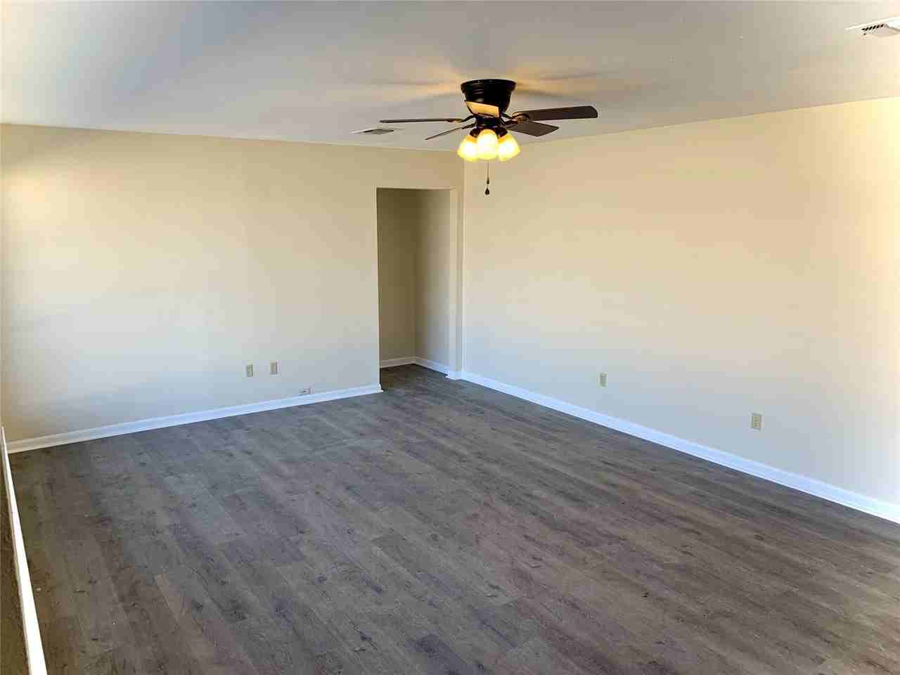 306 Pecan St - Photo 5 of 36