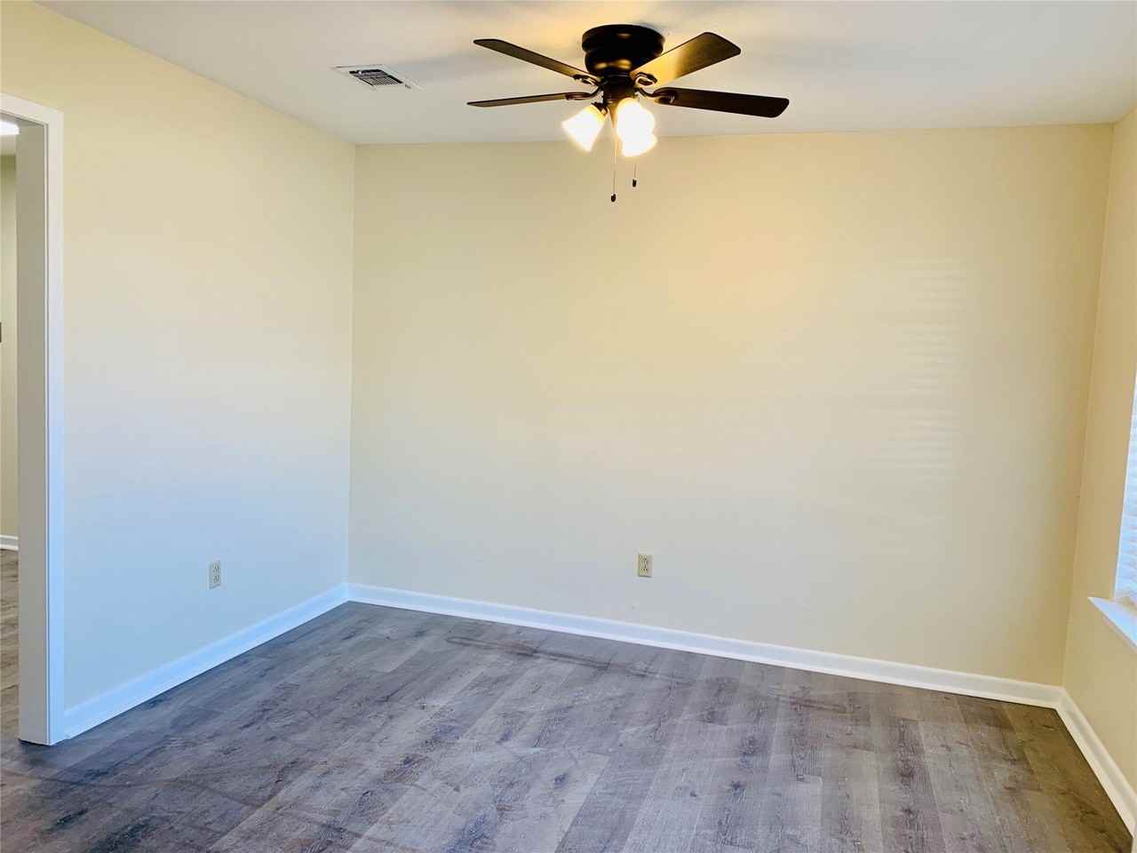 306 Pecan St - Photo 7 of 36