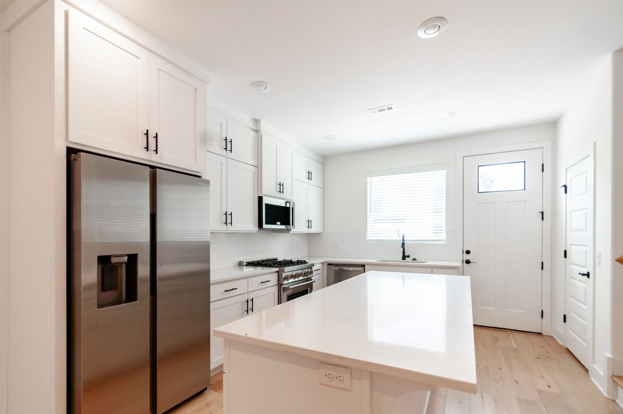 1623 W Stone St #1 - Photo 4 of 14