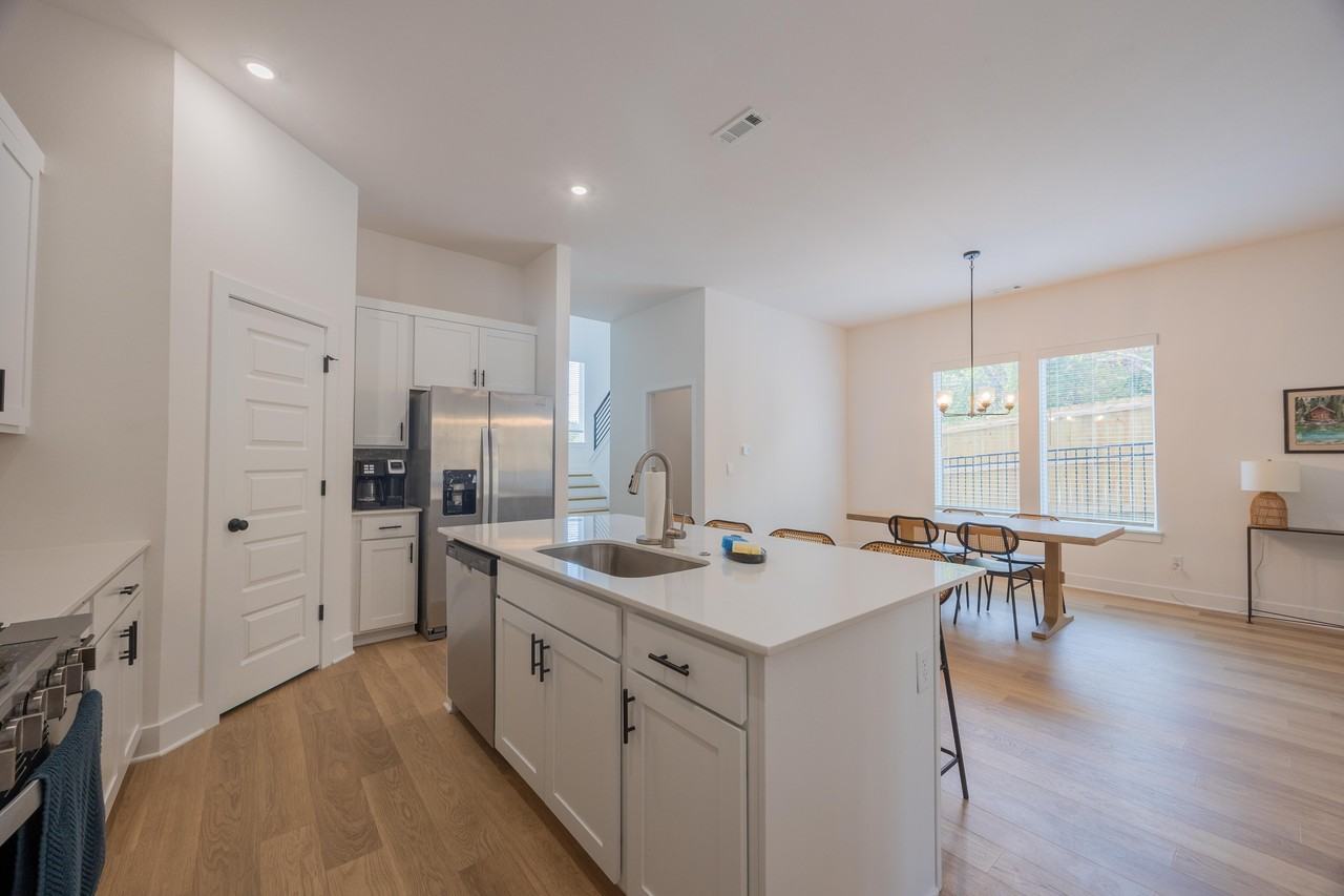 1810 East Fiji Street #1 - Photo 4 of 20