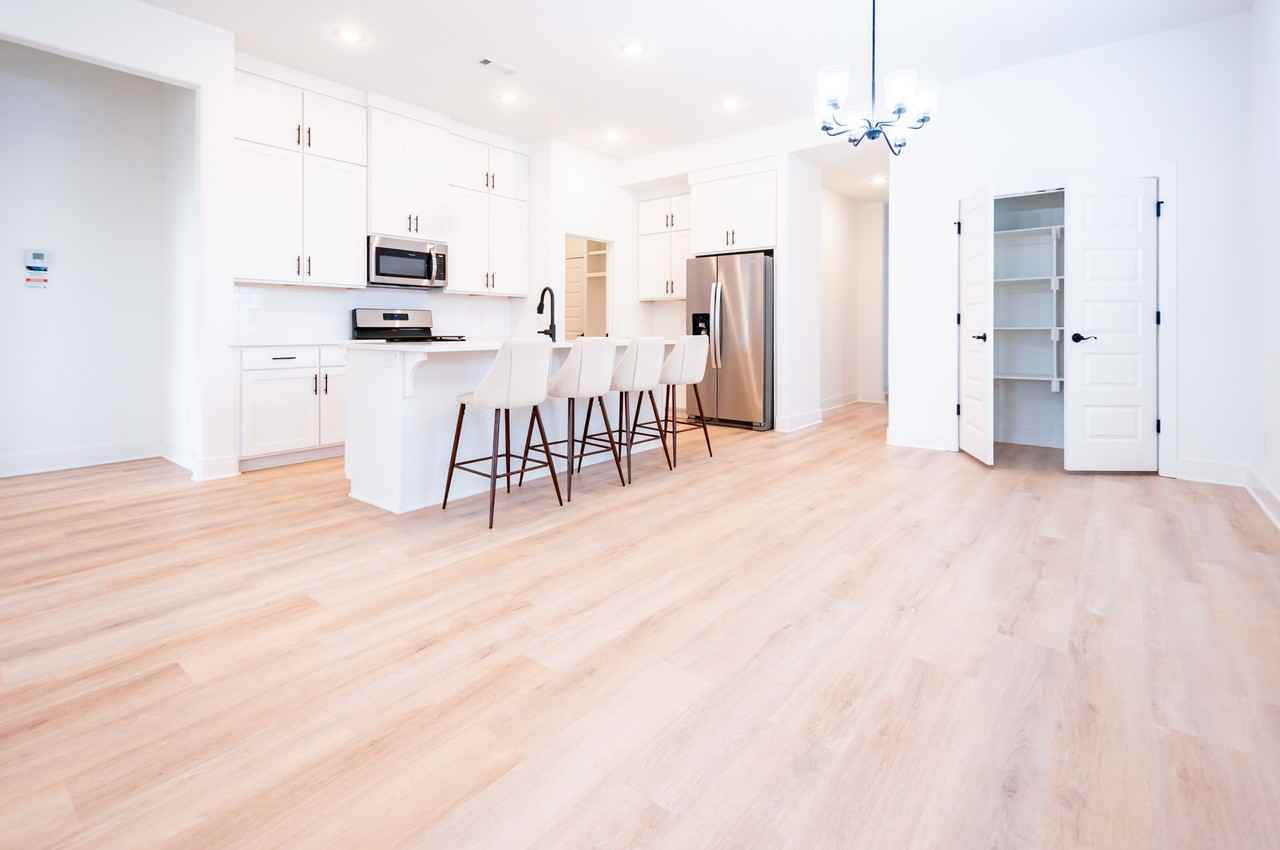 196 S Broyles Ave #1 - Photo 3 of 22
