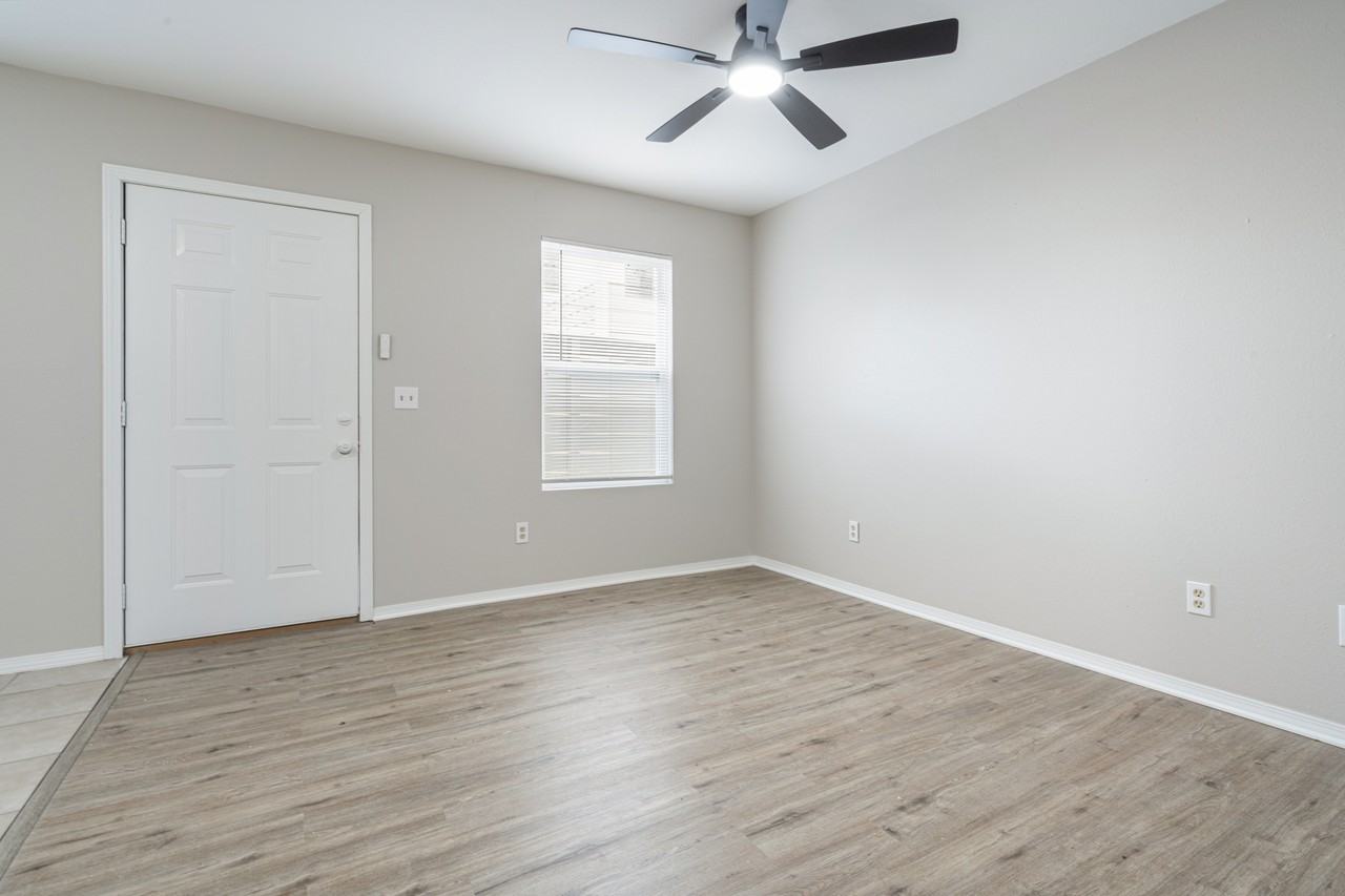 825 N Oakland Ave #1 - Photo 4 of 17