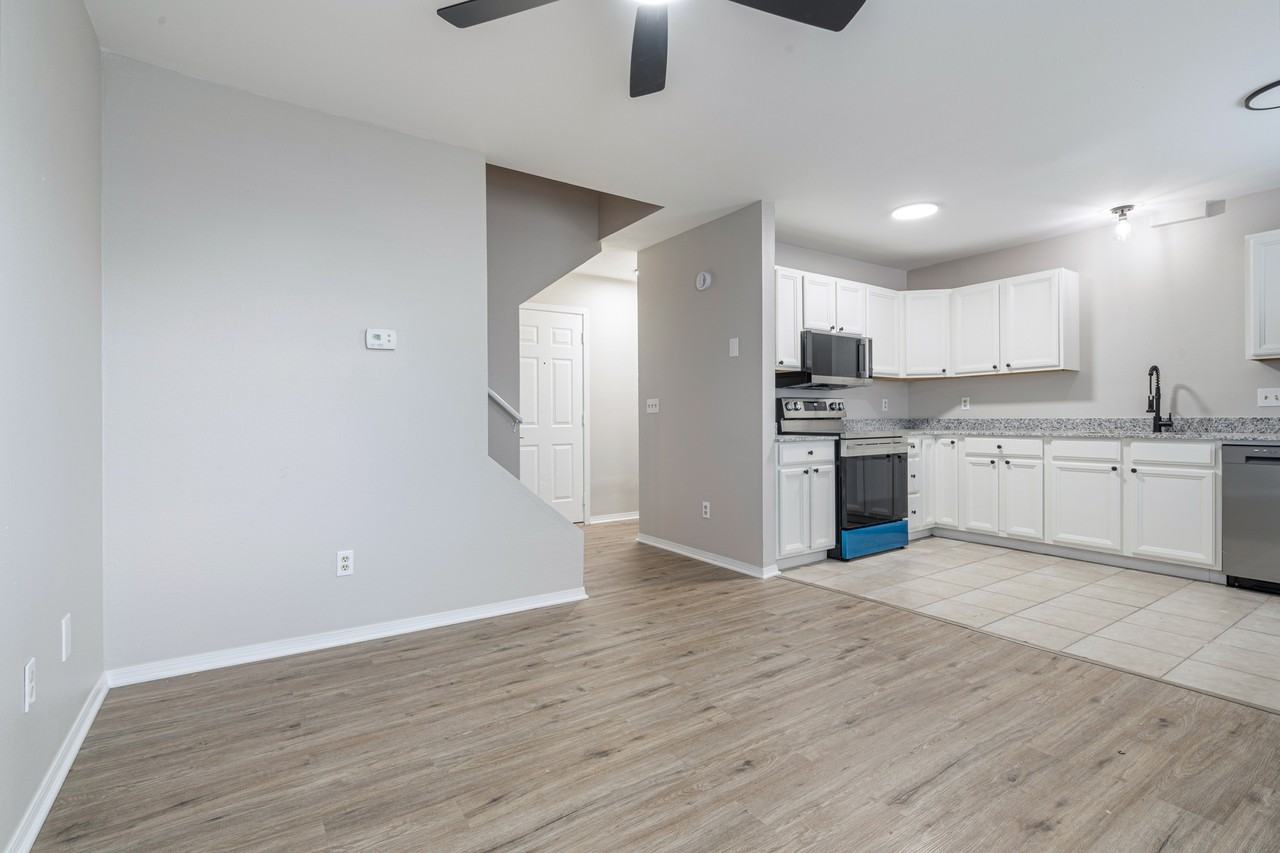 825 N Oakland Ave #1 - Photo 5 of 17