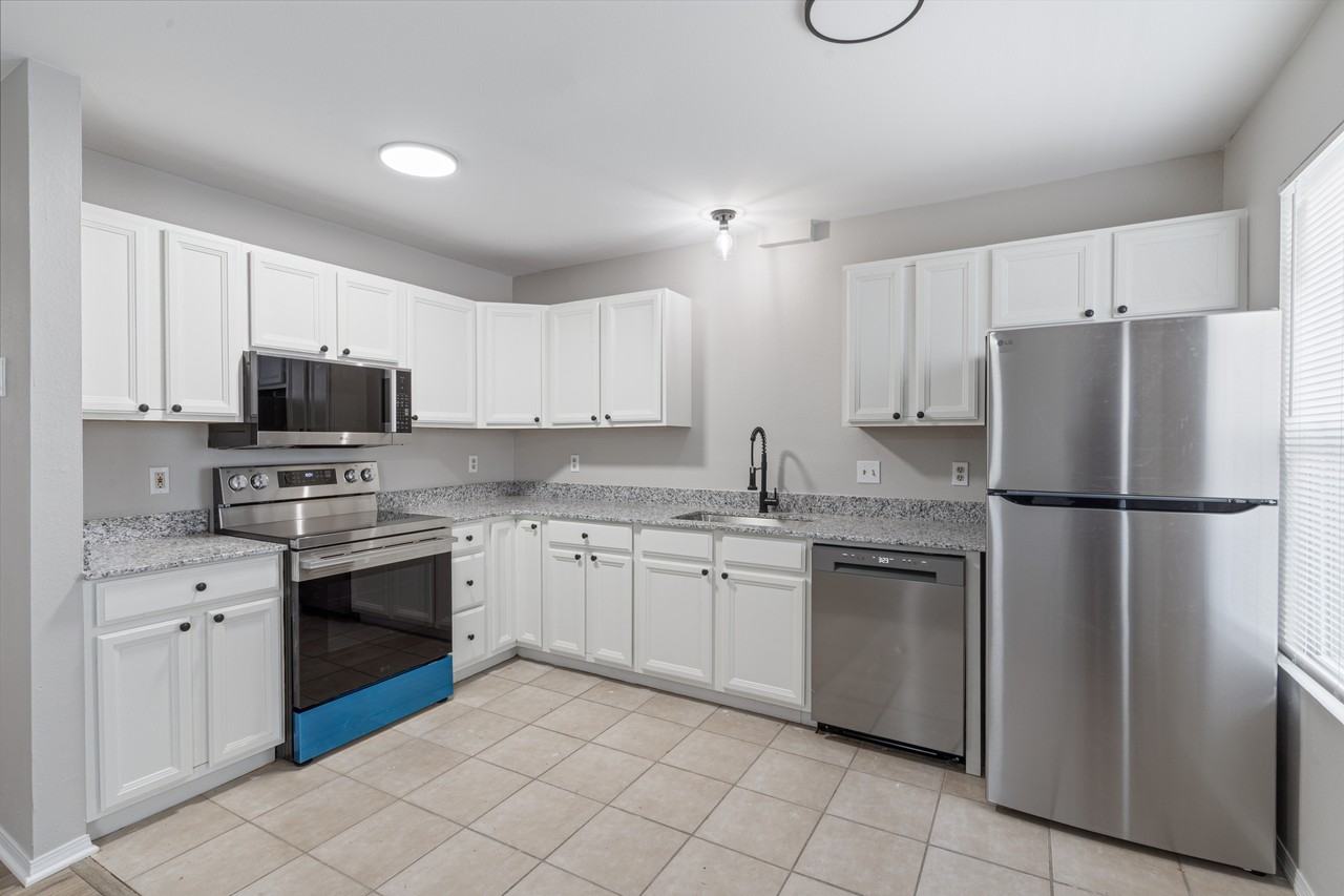 825 N Oakland Ave #1 - Photo 6 of 17