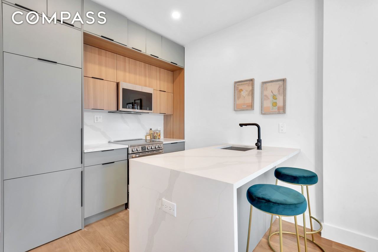 140 Moffat St #PH - Photo 2 of 7